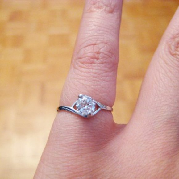 925 Sterling Silver 18K White Gold plated CZ White Stone 2 Claw Ring siz… - Picture 4 of 6